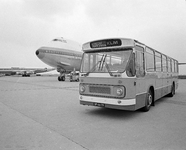 855178 Afbeelding van de KLM-bus , die de verbinding onderhoudt tussen Utrecht Centraal Station en Schiphol, op het ...